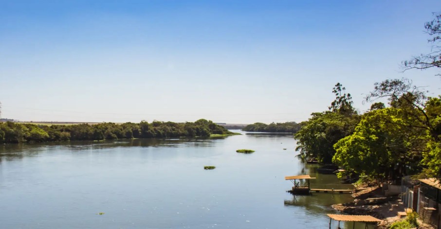 Pont sur la grande rivière (Rio Pardo, Barretos, Guaira) : Istock Gustavo Asciutti